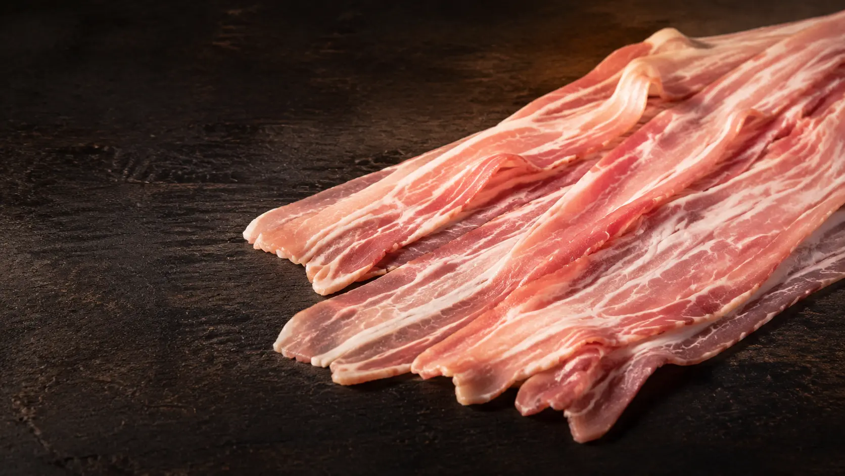 Tocineta de cerdo en lonjas delgadas con sabor ahumado